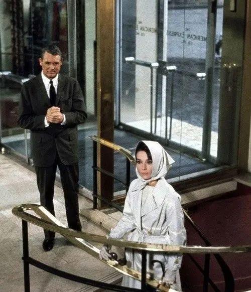 欧陆平台注册：秋天，跟赫本学穿风衣吧！