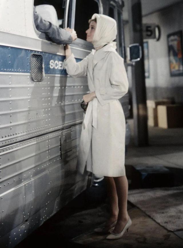 欧陆平台注册：秋天，跟赫本学穿风衣吧！