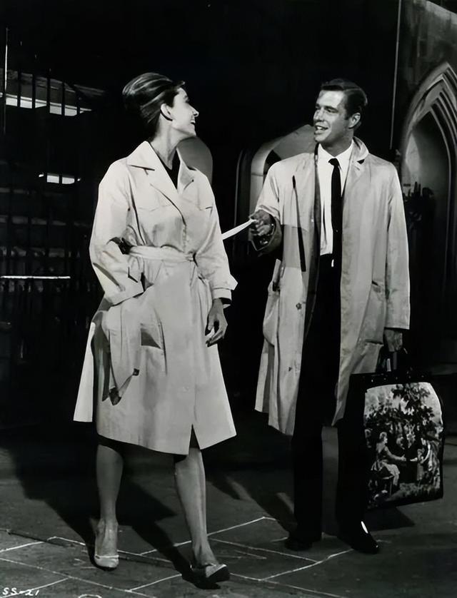 欧陆平台注册：秋天，跟赫本学穿风衣吧！