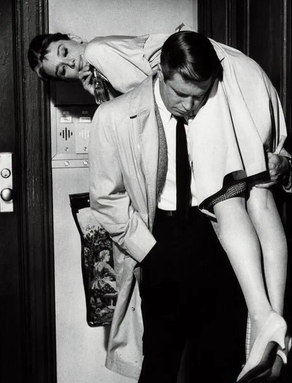 欧陆平台注册：秋天，跟赫本学穿风衣吧！