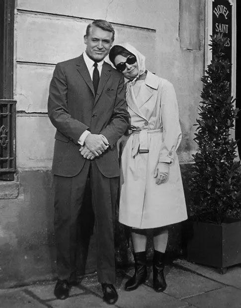 欧陆平台注册：秋天，跟赫本学穿风衣吧！