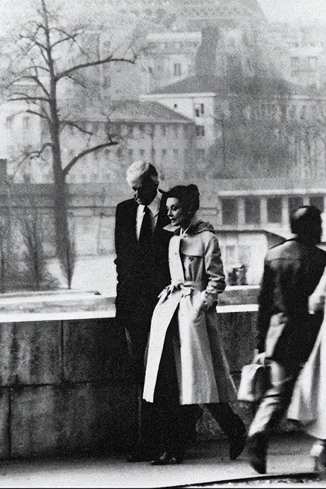 欧陆平台注册：秋天，跟赫本学穿风衣吧！