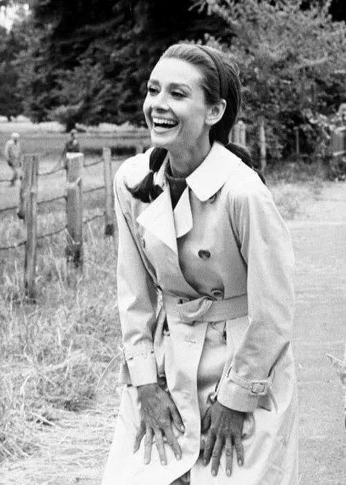 欧陆平台注册：秋天，跟赫本学穿风衣吧！