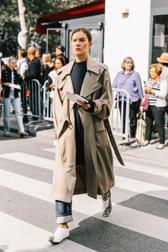 欧陆平台注册：秋天，跟赫本学穿风衣吧！