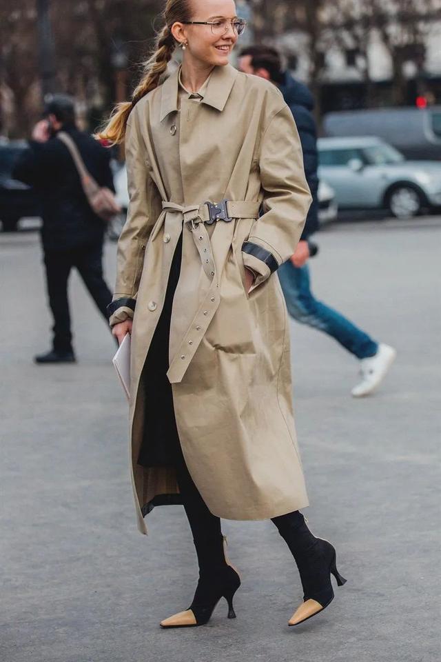 欧陆平台注册：秋天，跟赫本学穿风衣吧！