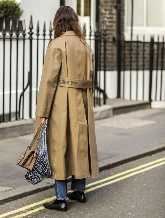 欧陆平台注册：秋天，跟赫本学穿风衣吧！