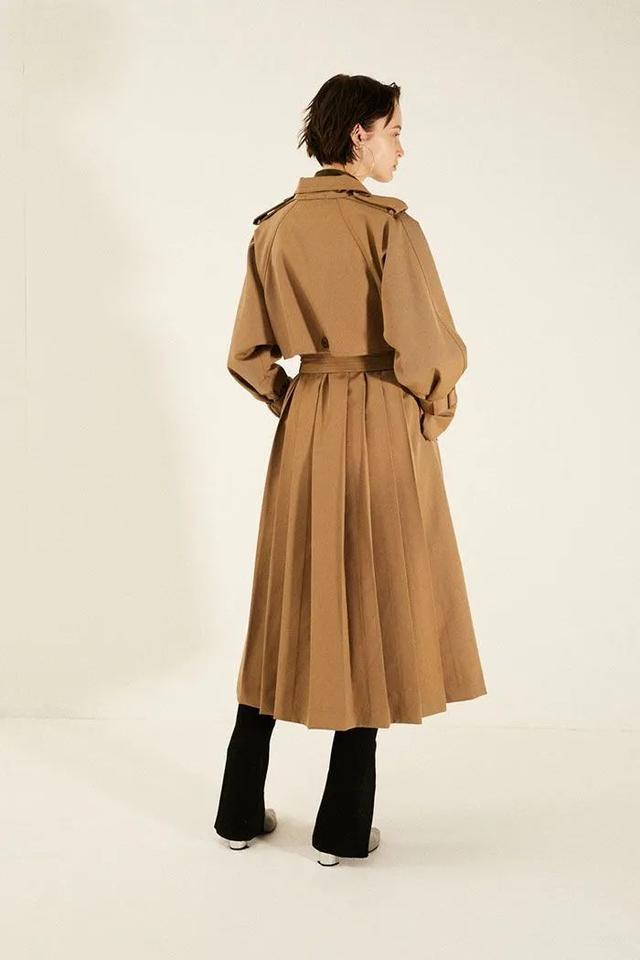 欧陆平台注册：秋天，跟赫本学穿风衣吧！