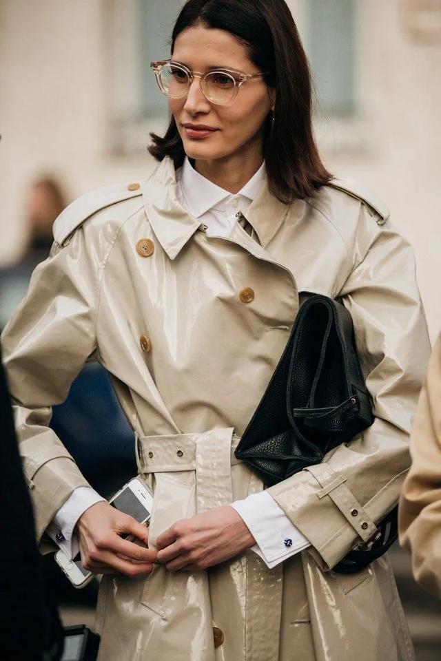 欧陆平台注册：秋天，跟赫本学穿风衣吧！