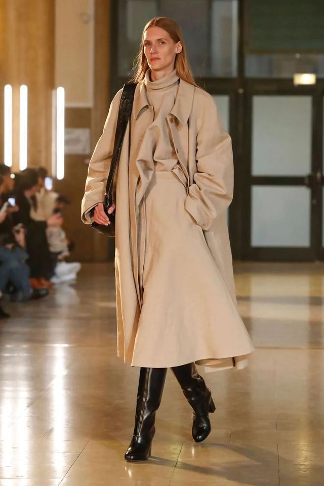 欧陆平台注册：秋天，跟赫本学穿风衣吧！