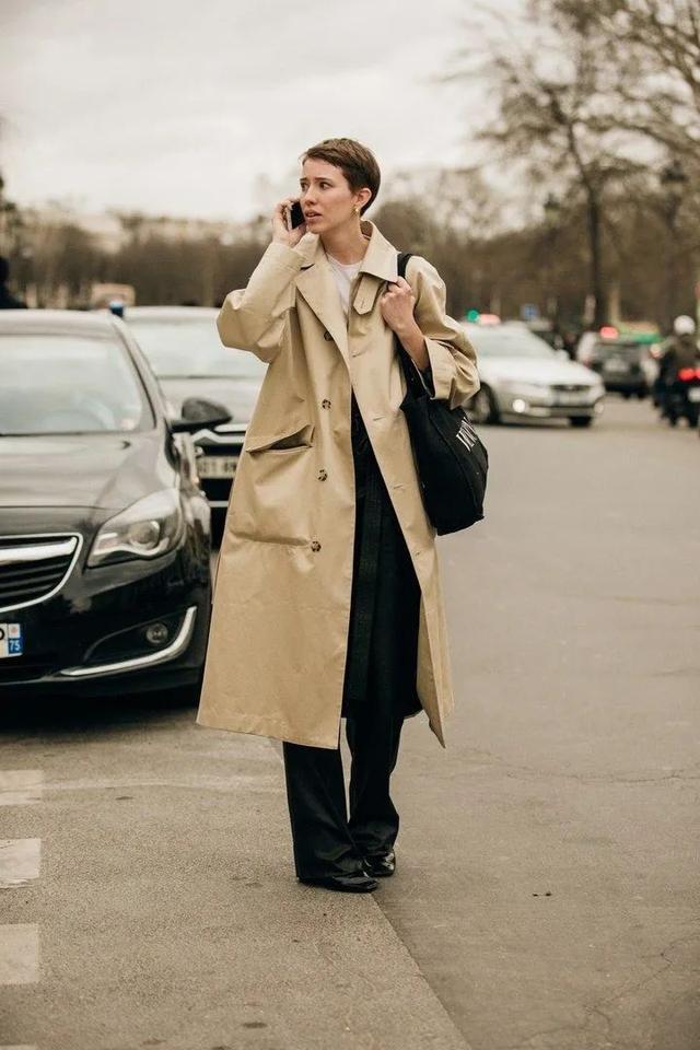 欧陆平台注册：秋天，跟赫本学穿风衣吧！