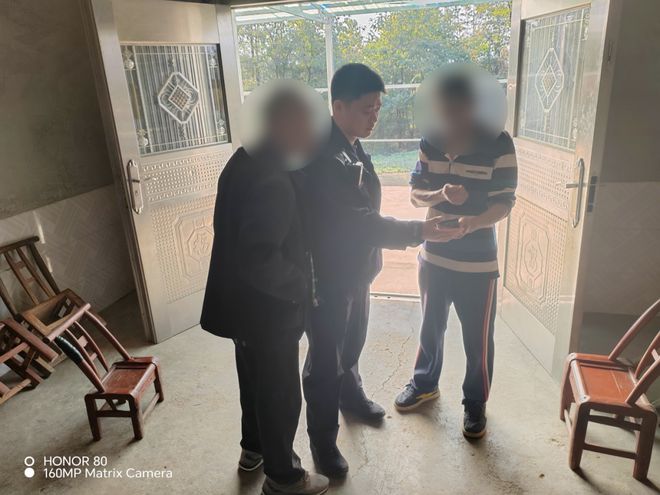 腾讯分分彩:男子把存有20万积蓄的银行卡藏鞋里寄出,八旬老父劝阻无效,步行近10公里报案;男子不承认受骗,民警当场联系骗子被挂断,他才醒悟