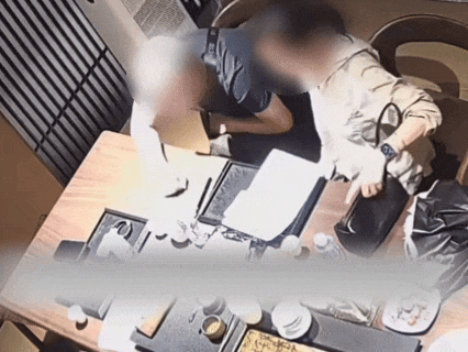 腾讯分分彩:男子把存有20万积蓄的银行卡藏鞋里寄出,八旬老父劝阻无效,步行近10公里报案;男子不承认受骗,民警当场联系骗子被挂断,他才醒悟