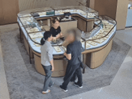 腾讯分分彩:男子把存有20万积蓄的银行卡藏鞋里寄出,八旬老父劝阻无效,步行近10公里报案;男子不承认受骗,民警当场联系骗子被挂断,他才醒悟